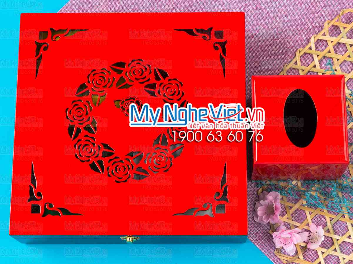 Bộ hộp đựng bánh trung thu 4 bánh + hộp khăn giấy vuông khắc hoa hồng đỏ tươi MNV-QT012