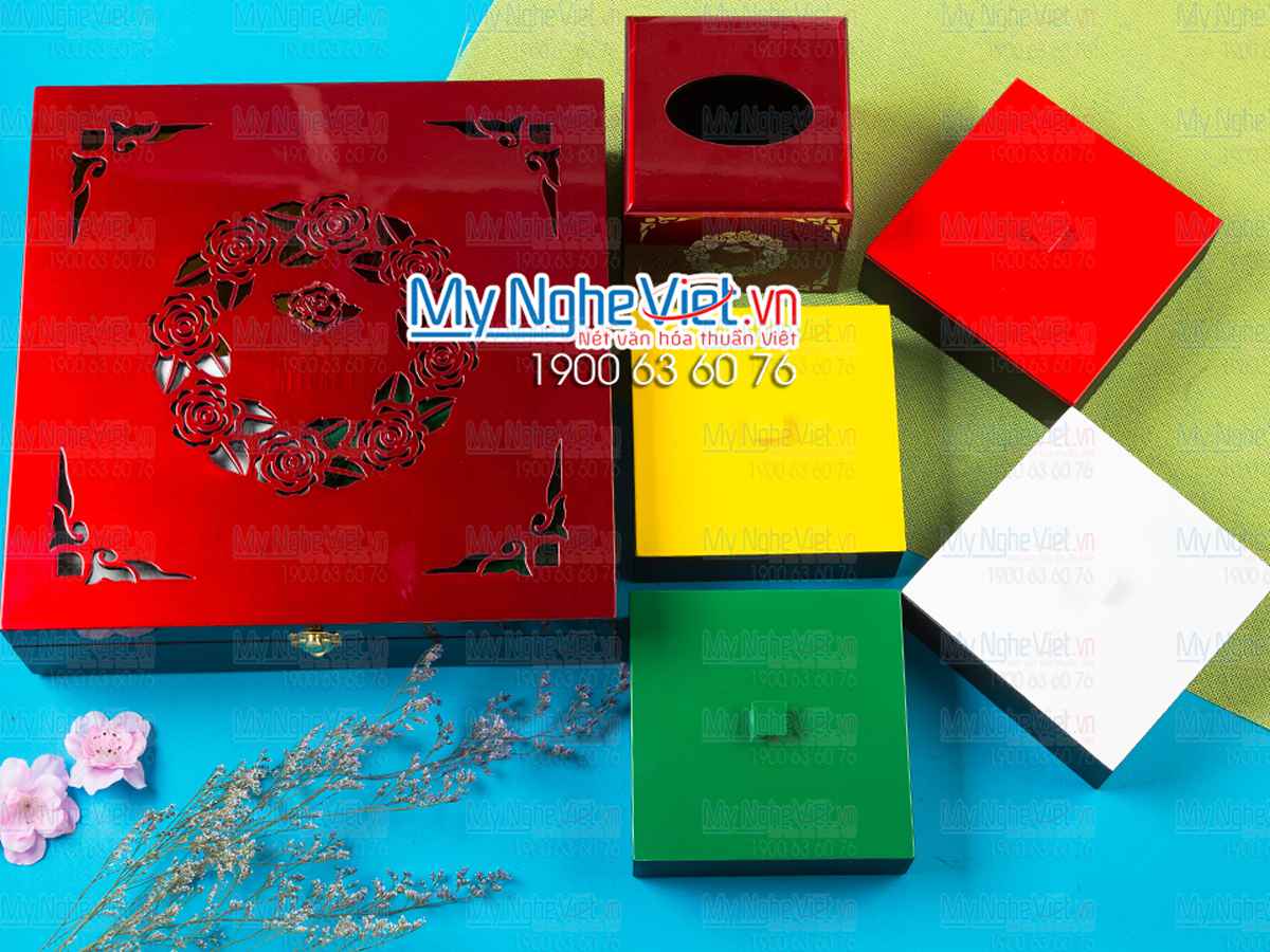 Bộ hộp đựng bánh trung thu 4 bánh + hộp khăn giấy vuông khắc hoa hồng đỏ  đô MNV-QT008