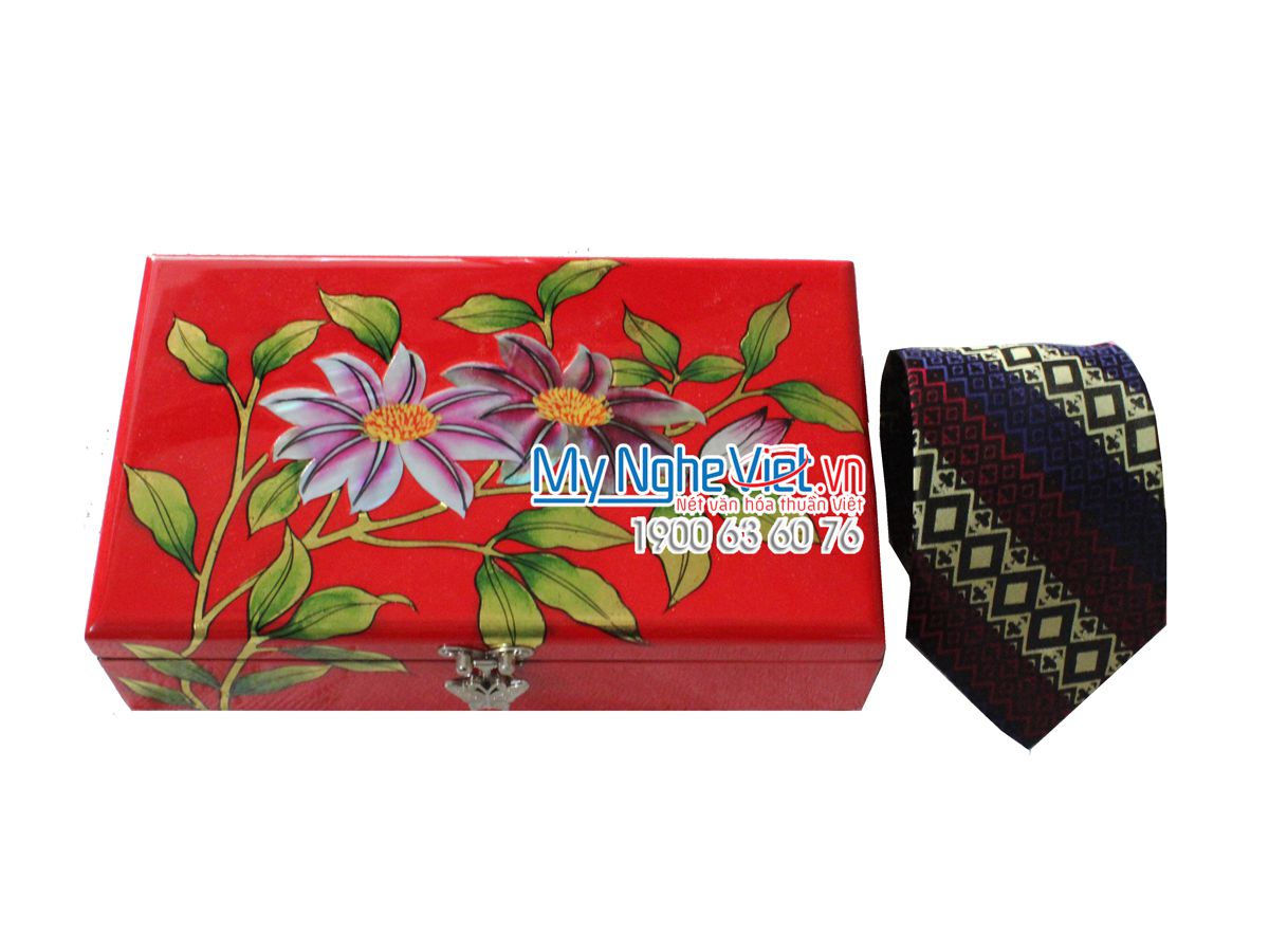 Bộ quà tặng hộp sơn mài hoa đỏ + Cravat kẻ thổ cẩm xéo MNV-QT111