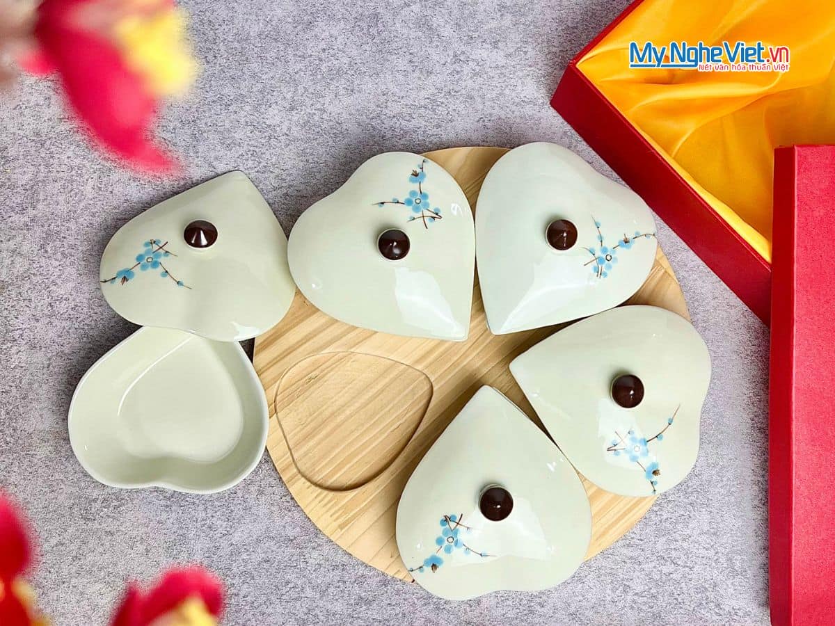 Bộ khay mứt gốm 5 ngăn hình tym vẽ hoa đào xanh Bộ khay mứt gốm 5 ngăn hình tym vẽ hoa đào xanh