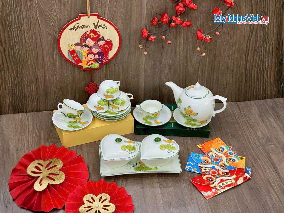 Bộ Bình Trà Và Khay Mứt Tết 2 Ngăn Gốm Bát Tràng Vẽ Hoa Sen Vàng