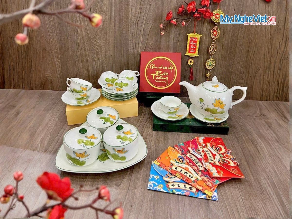 Bộ Bình Trà Và Bộ 3 Hũ Mứt Tết Gốm Bát Tràng Vẽ Hoa Sen Vàng