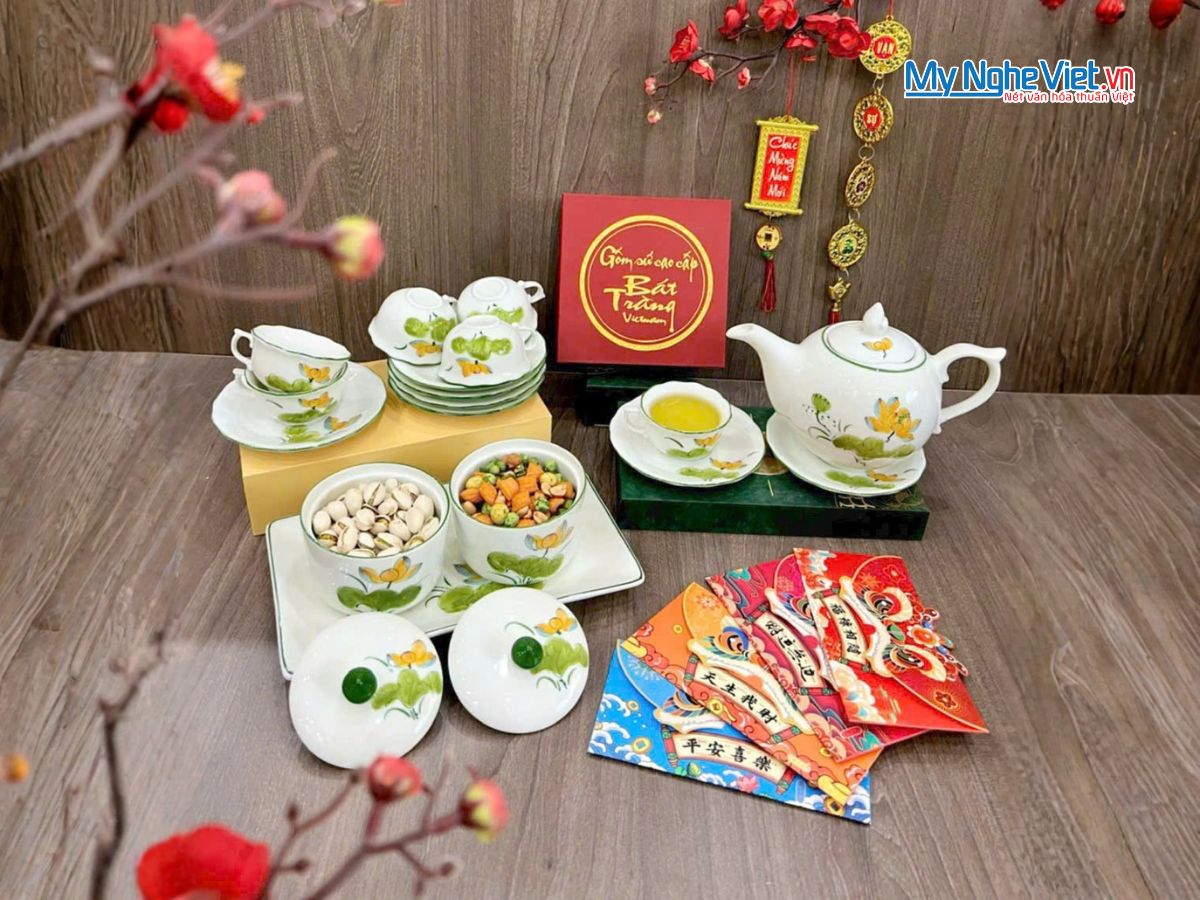 Bộ Bình Trà Và Bộ 2 Hũ Mứt Tết Gốm Bát Tràng Vẽ Hoa Sen Vàng