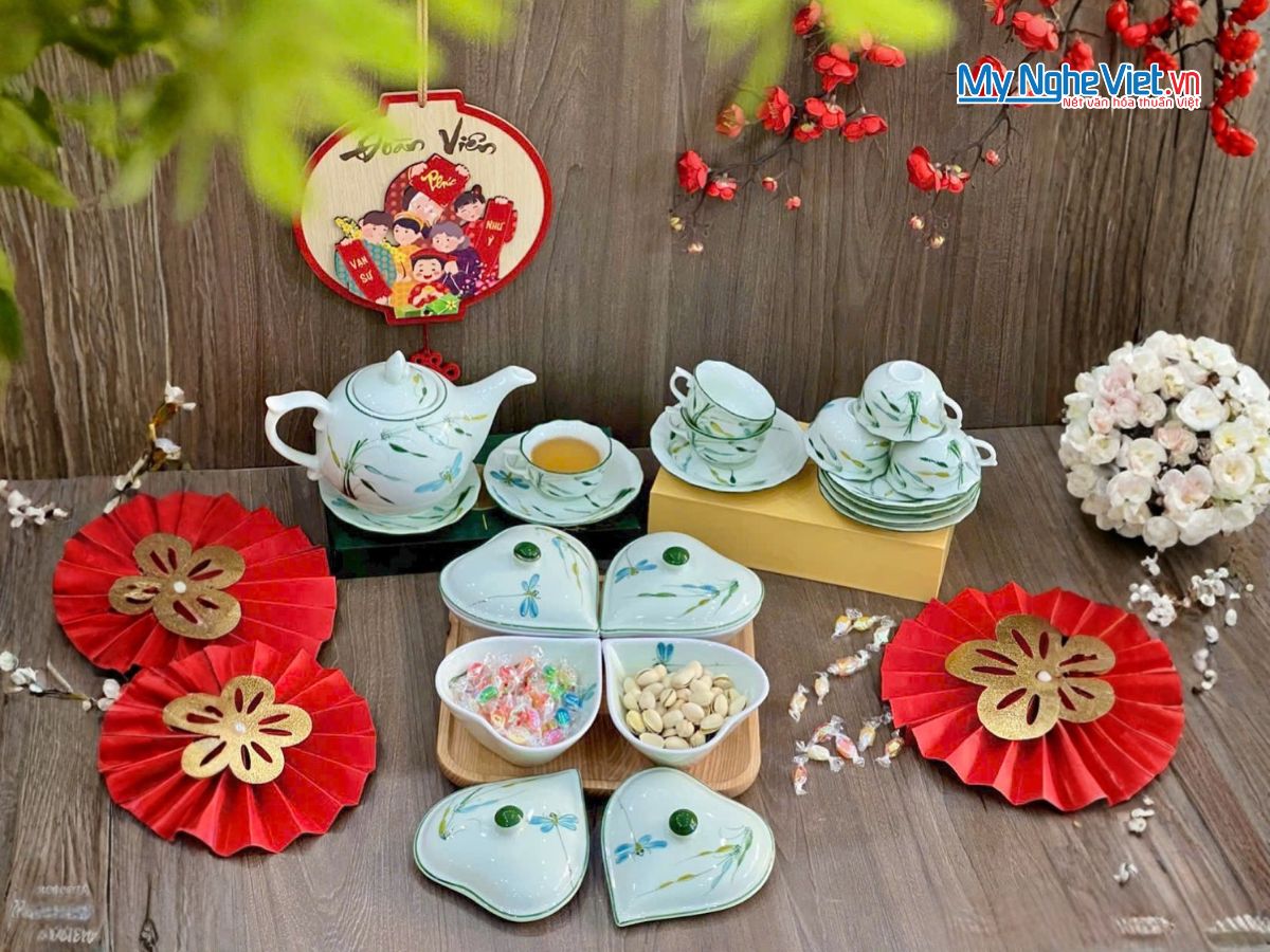 Bộ Bình Trà Và Khay Mứt Tết Hình Tym 4 Ngăn Gốm Bát Tràng Vẽ Chuồn Chuồn