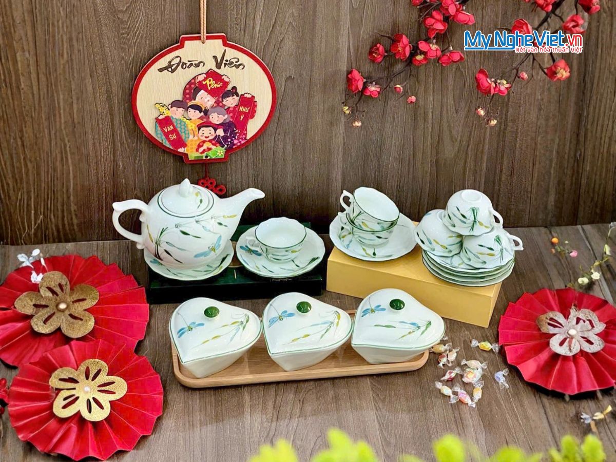 Bộ Bình Trà Và Khay Mứt Tết Hình Tym 3 Ngăn Gốm Bát Tràng Vẽ Chuồn Chuồn
