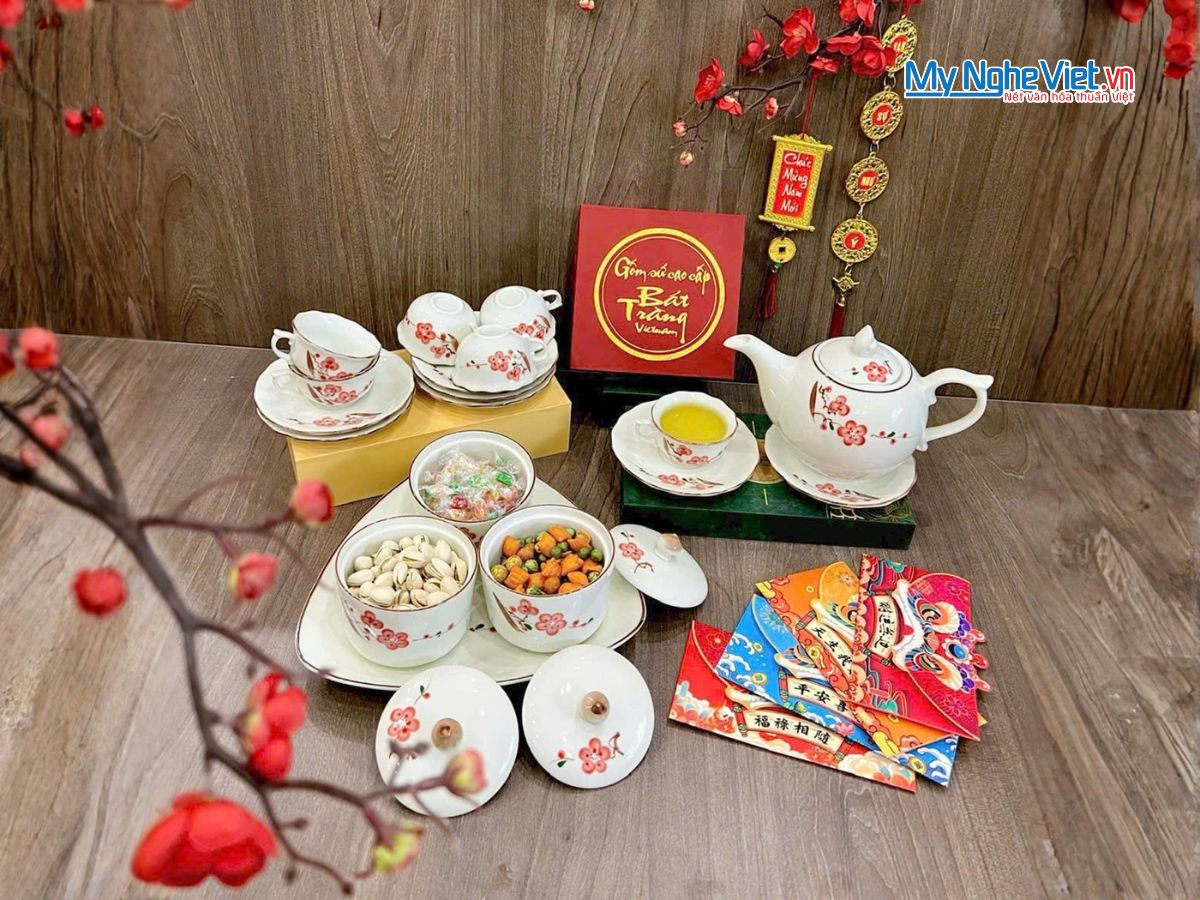 Bộ Bình Trà Và Bộ 3 Hũ Mứt Tết Gốm Bát Tràng Vẽ Hoa Đào
