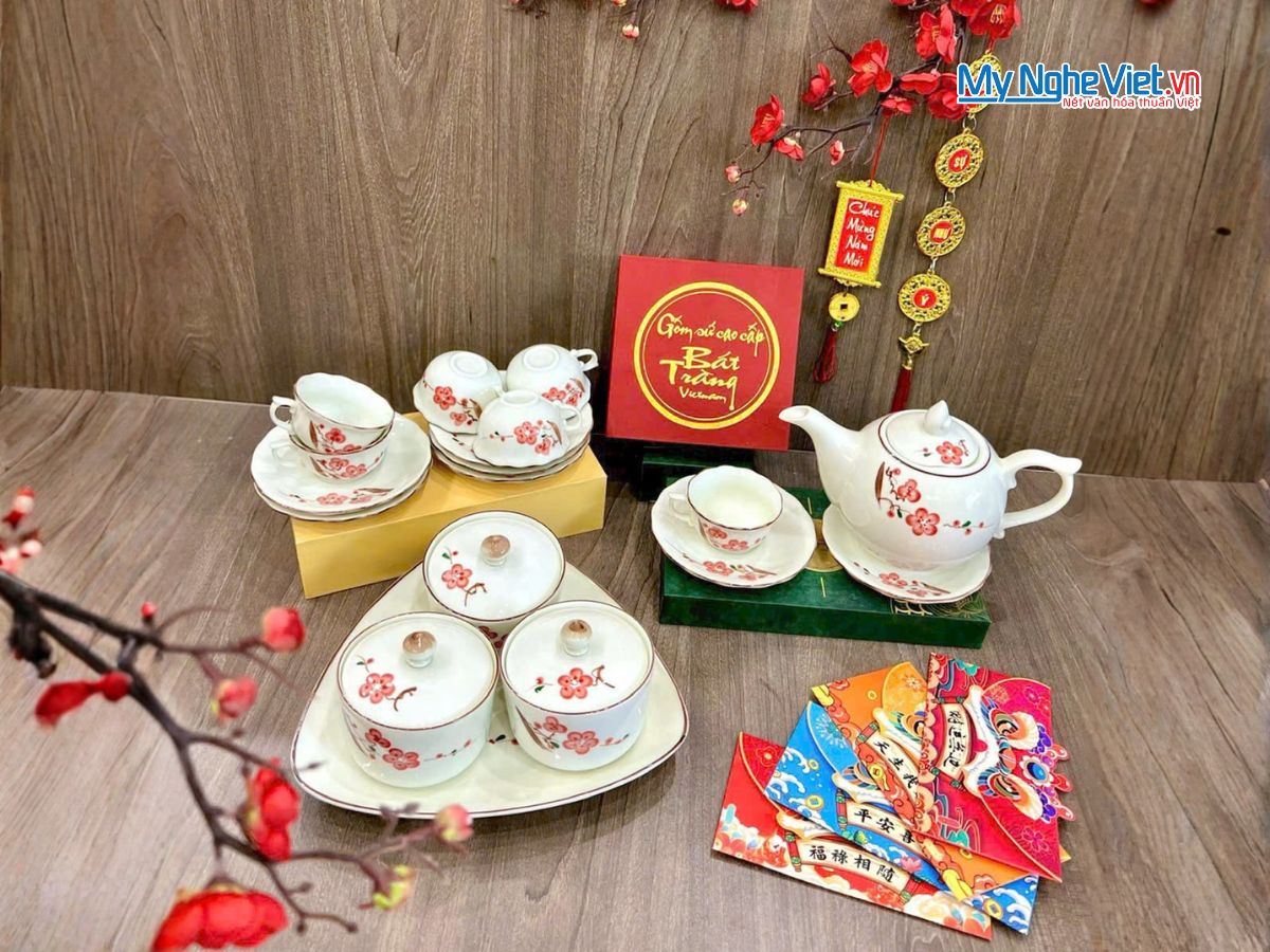 Bộ Bình Trà Và Bộ 3 Hũ Mứt Tết Gốm Bát Tràng Vẽ Hoa Đào