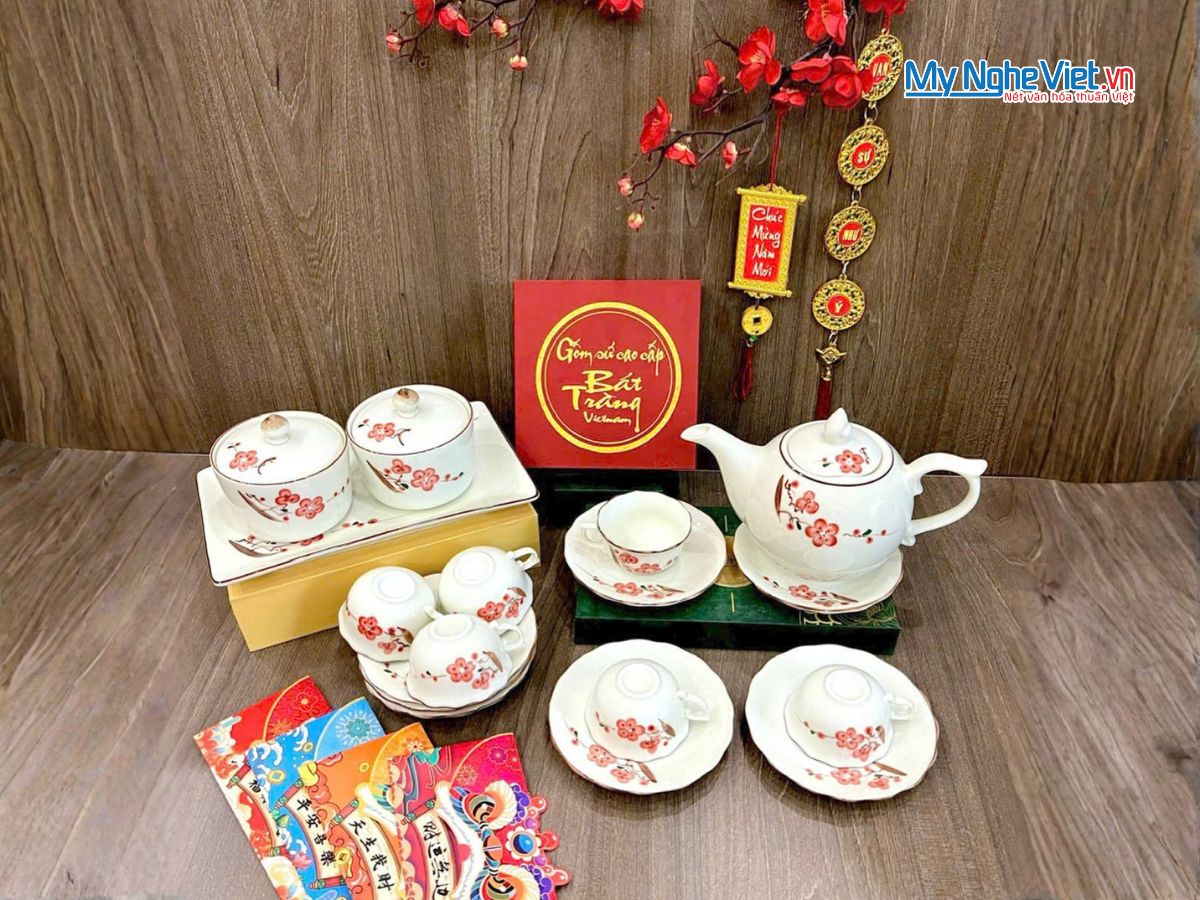 Bộ Bình Trà Và Bộ 2 Hũ Mứt Tết Gốm Bát Tràng Vẽ Hoa Đào