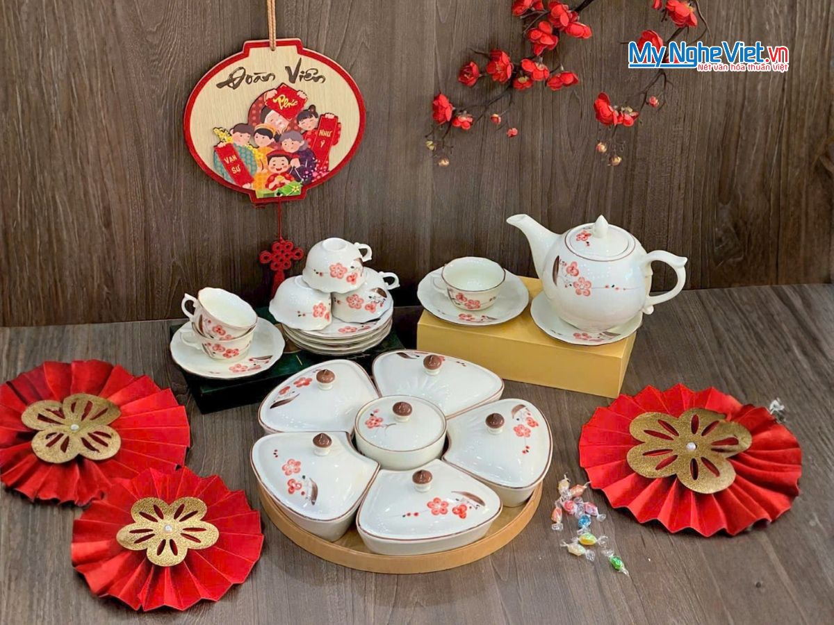 Bộ Bình Trà Và Khay Mứt Tết 5 Ngăn Gốm Bát Tràng Men Trắng Vẽ Hoa Đào