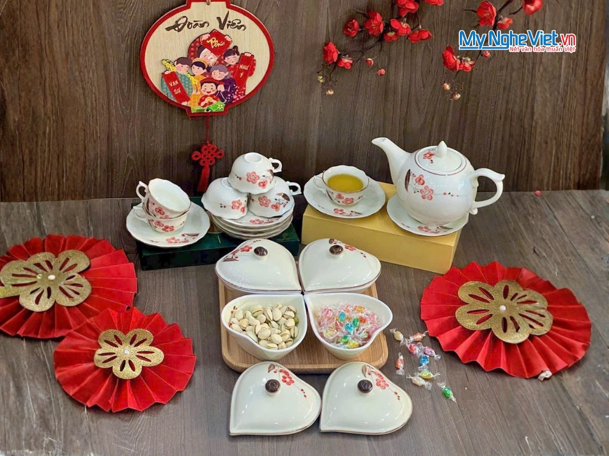 Bộ Bình Trà Và Khay Mứt Tết Hình Tym 4 Ngăn Gốm Bát Tràng Vẽ Hoa Đào