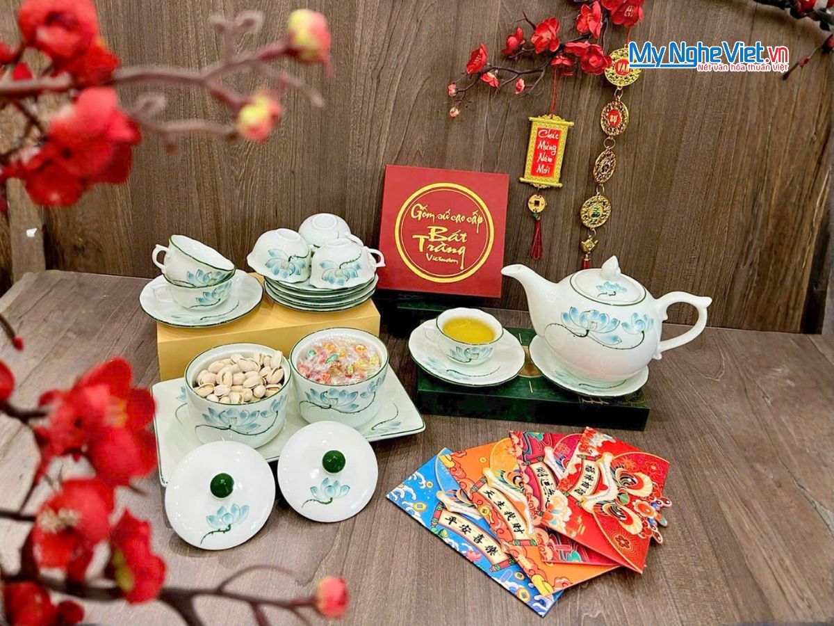 Bộ Bình Trà Và Bộ 2 Hũ Mứt Tết Gốm Bát Tràng Vẽ Sen Xanh