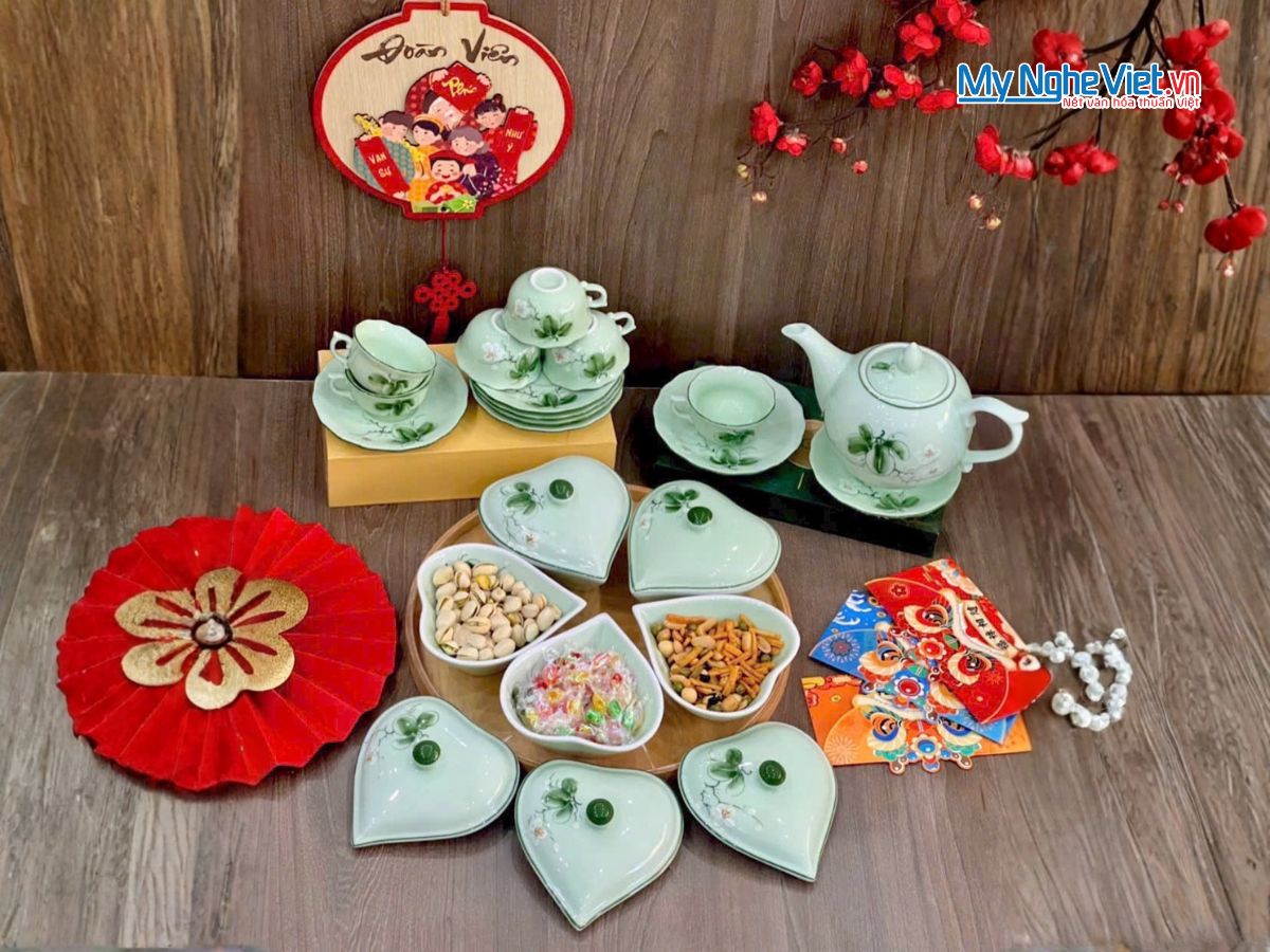 Bộ Bình Trà Và Khay Mứt Tết Hình Tym 5 Ngăn Gốm Bát Tràng Men Xanh