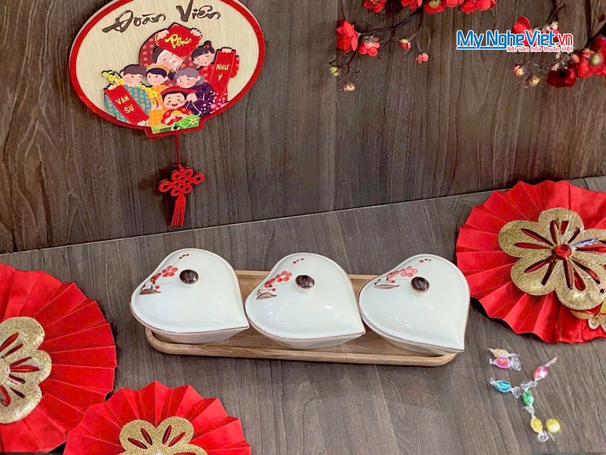Bộ Bình Trà Và Khay Mứt Tết Hình Tym 3 Ngăn Gốm Bát Tràng Vẽ Hoa Đào