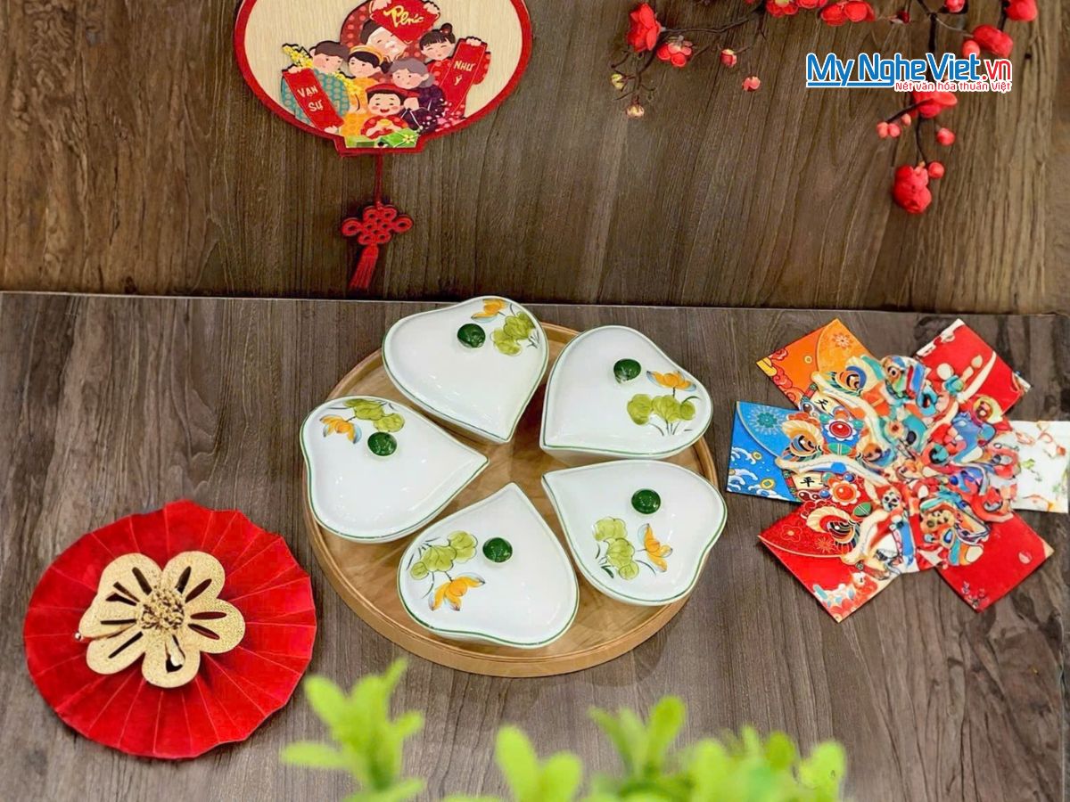 Bộ Bình Trà Và Khay Mứt Tết 5 Ngăn Gốm Bát Tràng Vẽ Hoa Sen Vàng