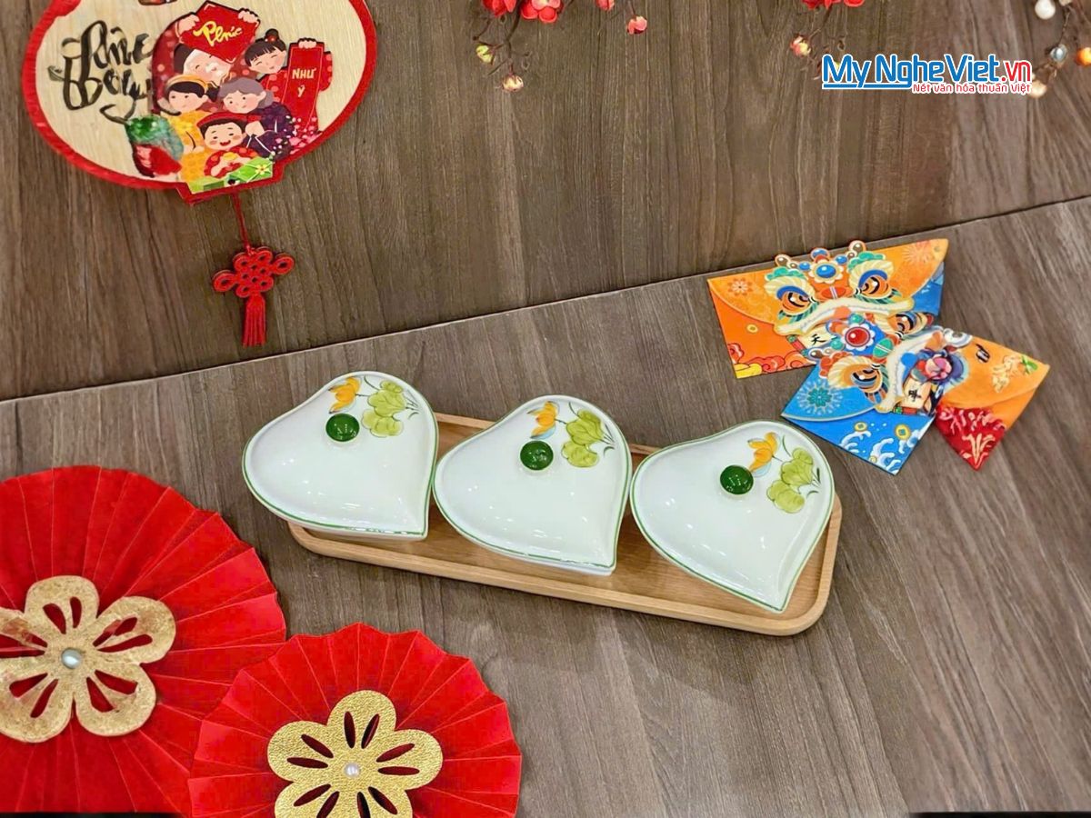 Bộ Bình Trà Và Khay Mứt Tết 3 Ngăn Gốm Bát Tràng Vẽ Hoa Sen Vàng