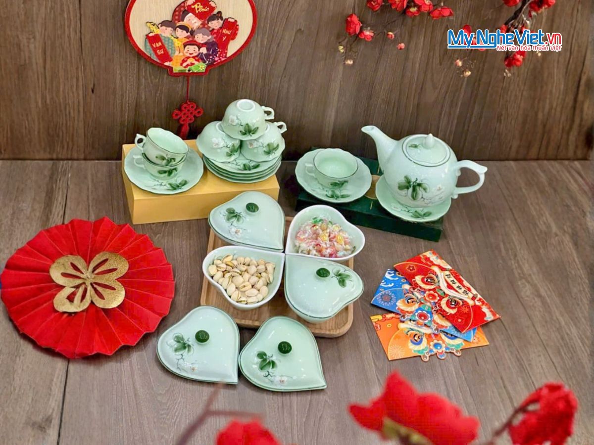 Bộ Bình Trà Và Khay Mứt Tết Hình Tym 4 Ngăn Gốm Bát Tràng Men Xanh