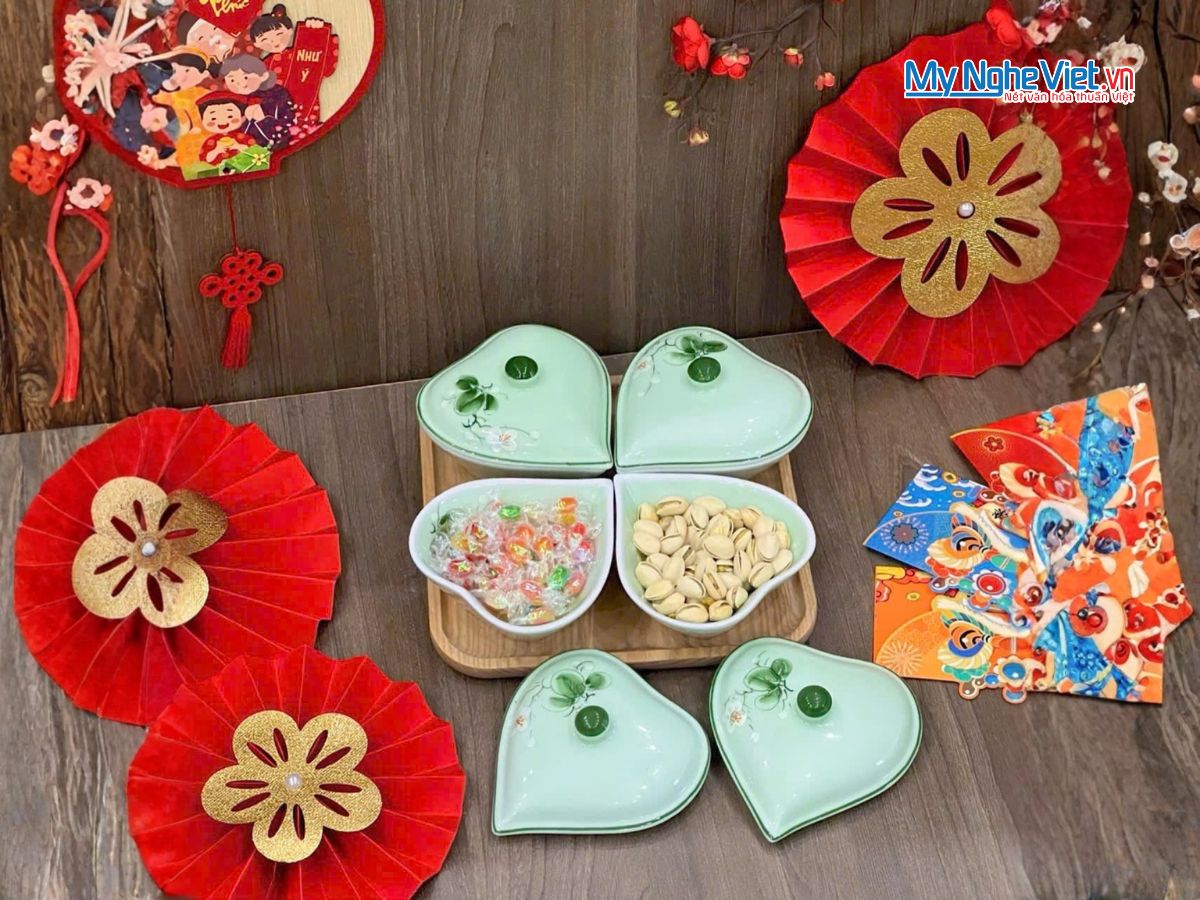 Bộ Bình Trà Và Khay Mứt Tết Hình Tym 4 Ngăn Gốm Bát Tràng Men Xanh