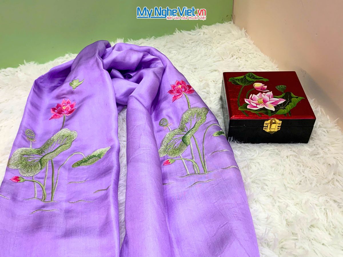 Quà Tặng Hộp Sơn Mài & Khăn Lụa Hà Đông Họa Tiết Hoa Sen CBMNV-LNL45180/1