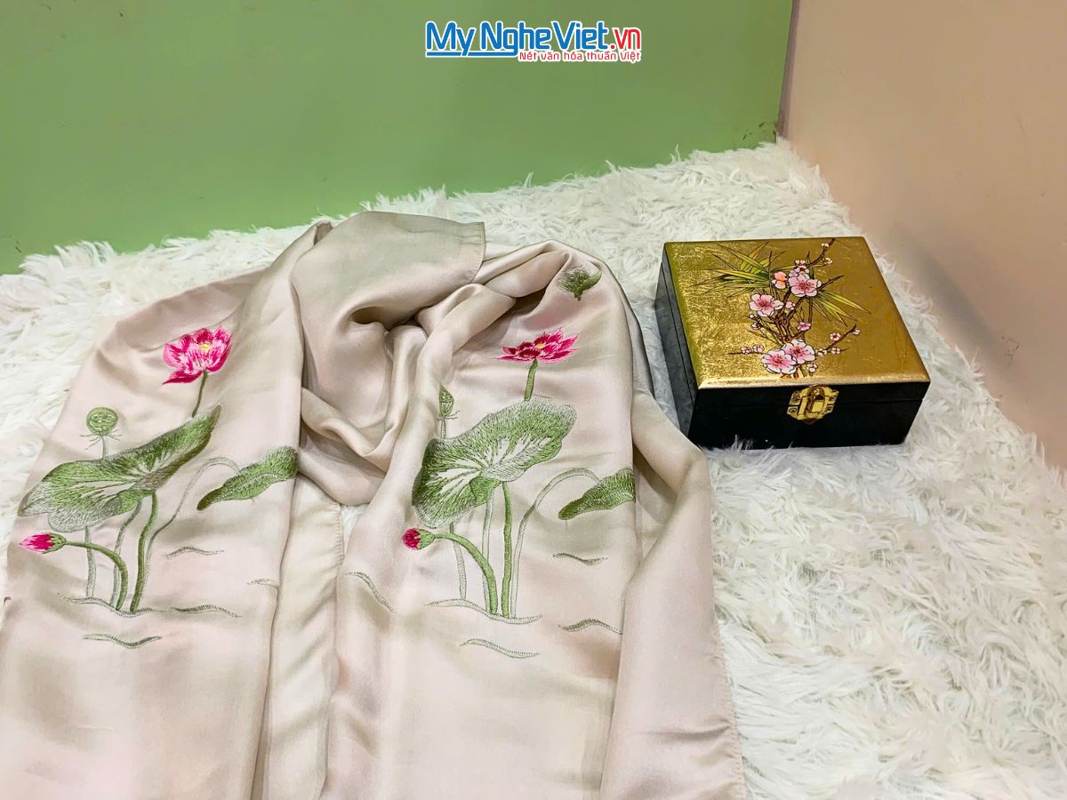 Quà Tặng Hộp Sơn Mài Hoa Đào & Khăn Lụa Hà Đông CBMNV-LNL45180/12