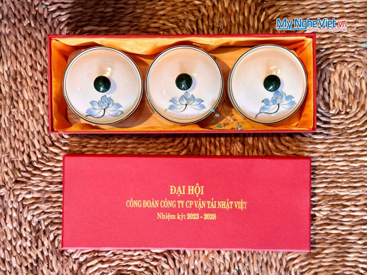 Bộ ba hủ mứt tròn vẽ hoa sen khay đế gỗ - In logo doanh nghiệp