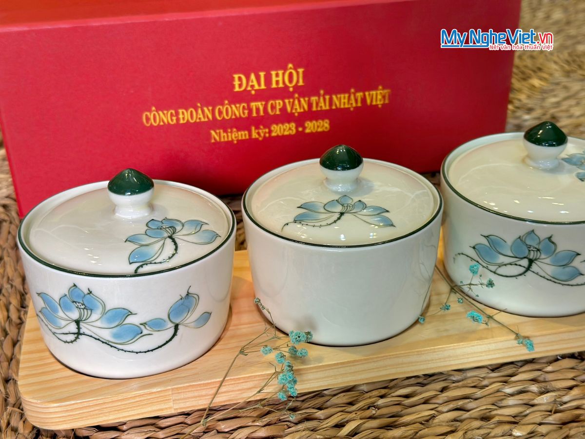Bộ ba hủ mứt tròn vẽ hoa sen khay đế gỗ - In logo doanh nghiệp