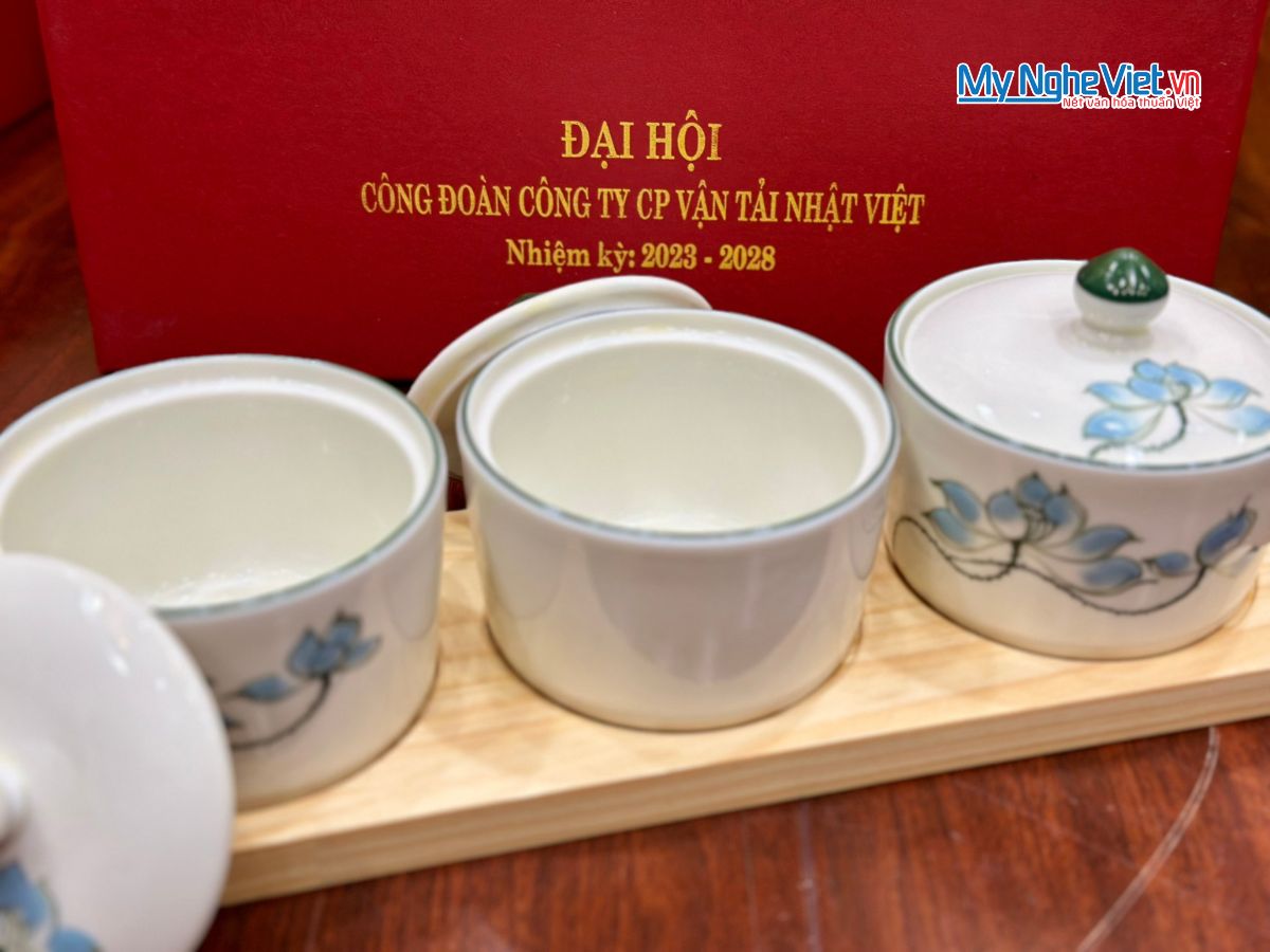 Bộ ba hủ mứt tròn vẽ hoa sen khay đế gỗ - In logo doanh nghiệp