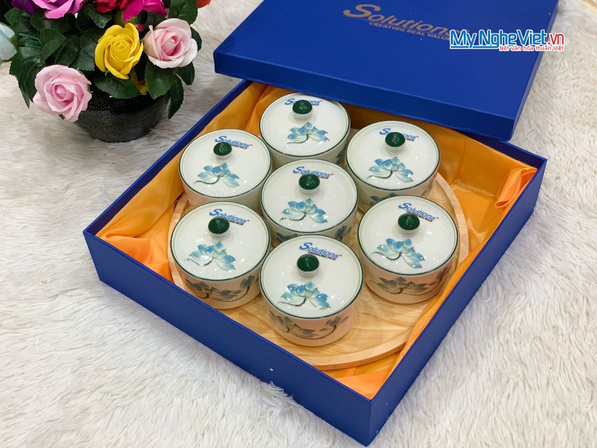 Bộ bảy hủ mứt tròn vẽ hoa sen khay đế gỗ - In logo doanh nghiệp