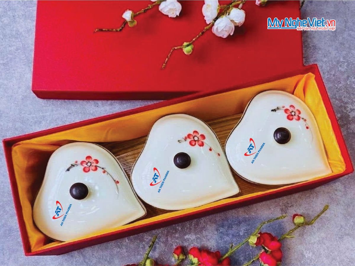 Bộ ba khay mứt gốm hình tym vẽ hoa đào - In logo doanh nghiệp