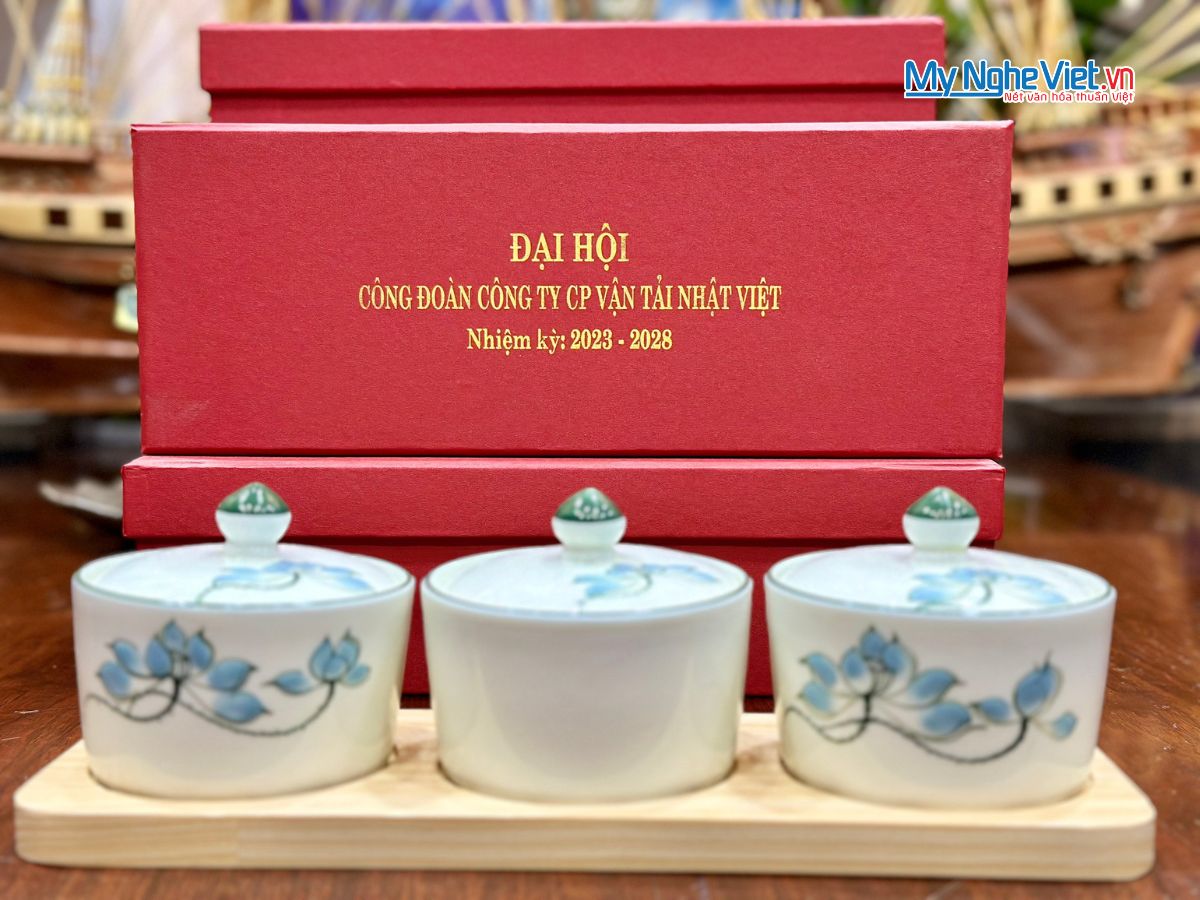 Bộ ba hủ mứt tròn vẽ hoa sen khay đế gỗ - In logo doanh nghiệp