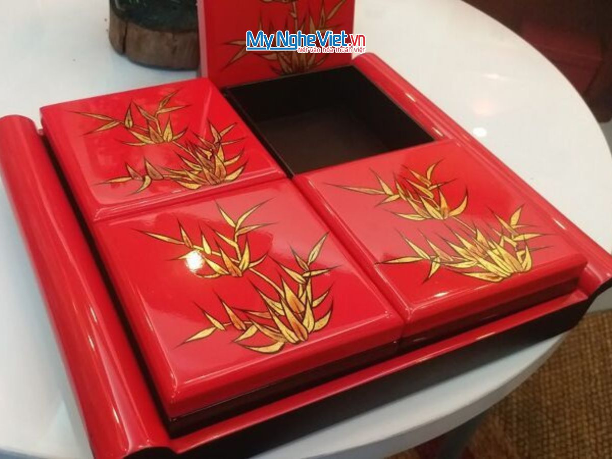 Hộp mứt tết sơn mài tay cầm 4 ngăn khay rời vẽ lá trúc MNV-QT02.1