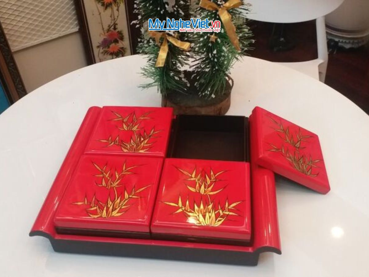 Hộp mứt tết sơn mài tay cầm 4 ngăn khay rời vẽ lá trúc MNV-QT02.1