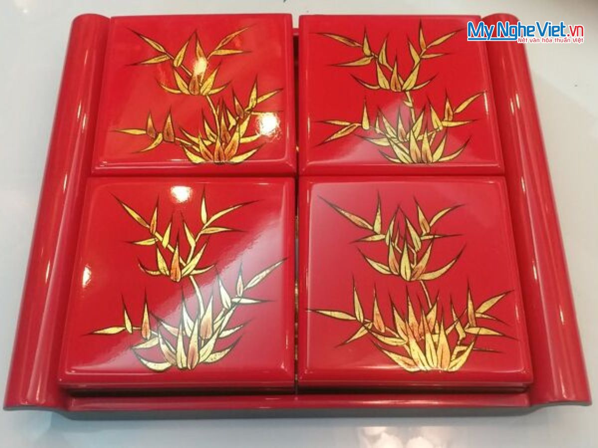 Hộp mứt tết sơn mài tay cầm 4 ngăn khay rời vẽ lá trúc MNV-QT02.1