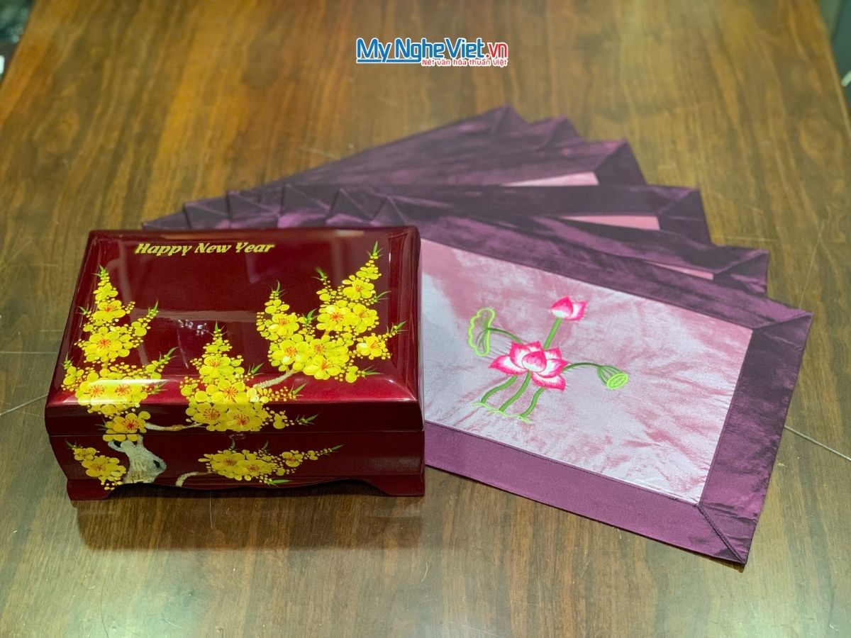 Bộ quà tặng hộp sơn mài hoa mai và bộ khăn trải bàn màu tím vẽ sen CBMNV-KLTB11.6