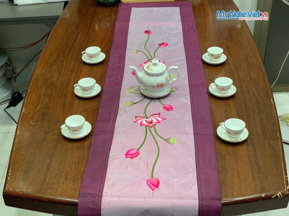 Bộ quà tặng hộp sơn mài hoa mai và bộ khăn trải bàn màu tím vẽ sen CBMNV-KLTB11.6