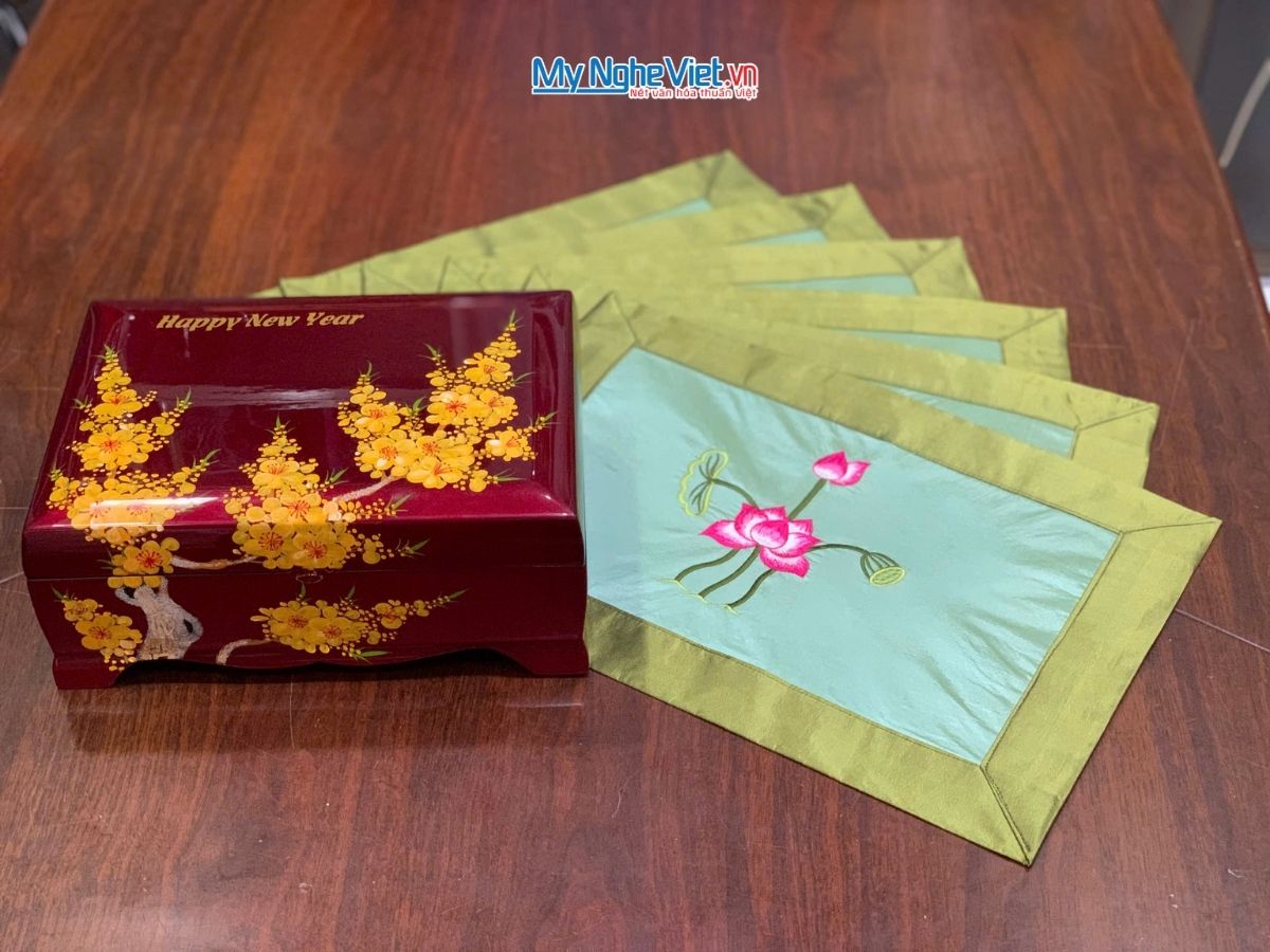 Bộ quà tặng hộp sơn mài hoa mai và bộ khăn trải bàn xanh lá vẽ sen CBMNV-KLTB11.4
