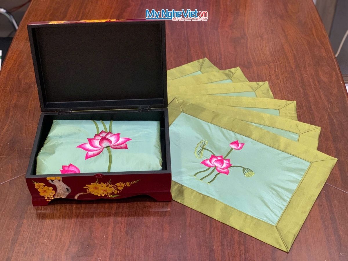 Bộ quà tặng hộp sơn mài hoa mai và bộ khăn trải bàn xanh lá vẽ sen CBMNV-KLTB11.4