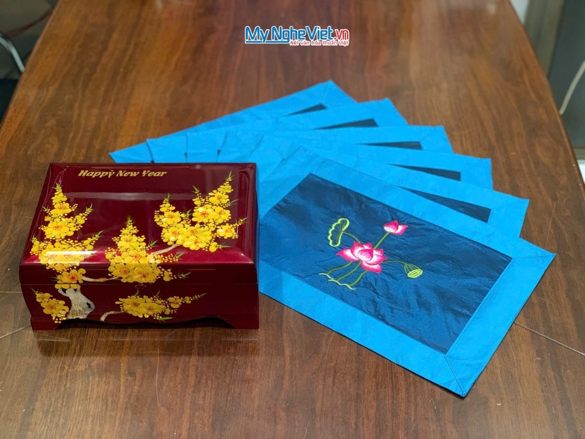 Bộ quà tặng hộp sơn mài hoa mai và bộ khăn trải bàn xanh đậm vẽ sen CBMNV-KLTB11.3