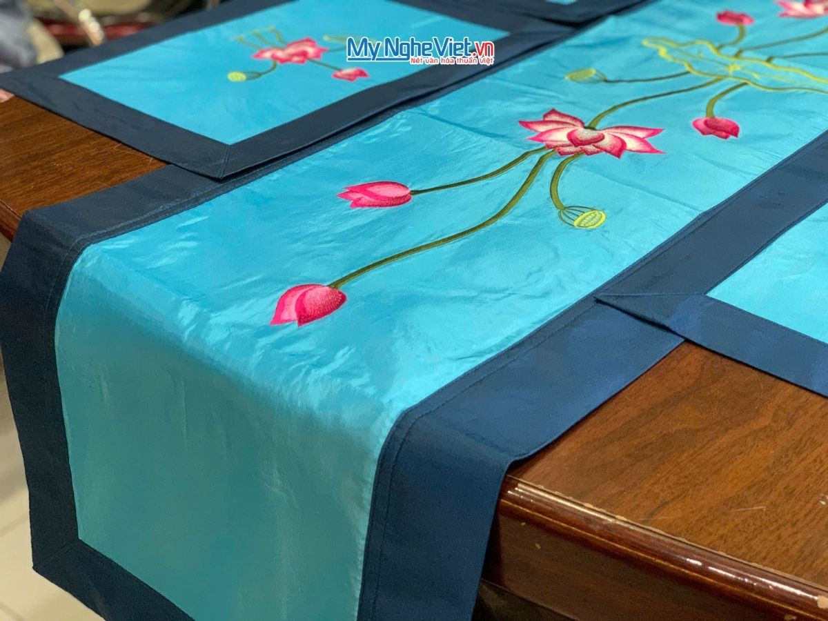 Bộ quà tặng hộp sơn mài hoa mai và bộ khăn trải bàn xanh nhạt vẽ sen CBMNV-KLTB11.2