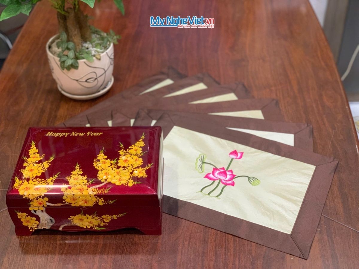 Bộ quà tặng hộp sơn mài hoa mai và bộ khăn trải bàn màu kem vẽ sen CBMNV-KLTB11.1