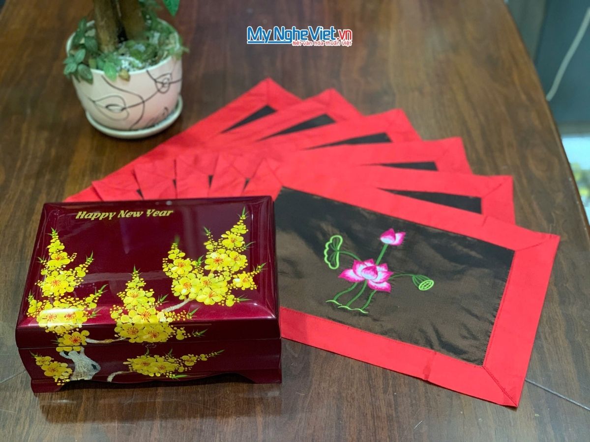 Bộ quà tặng hộp sơn mài hoa mai và bộ khăn trải bàn màu đỏ vẽ sen CBMNV-KLTB11