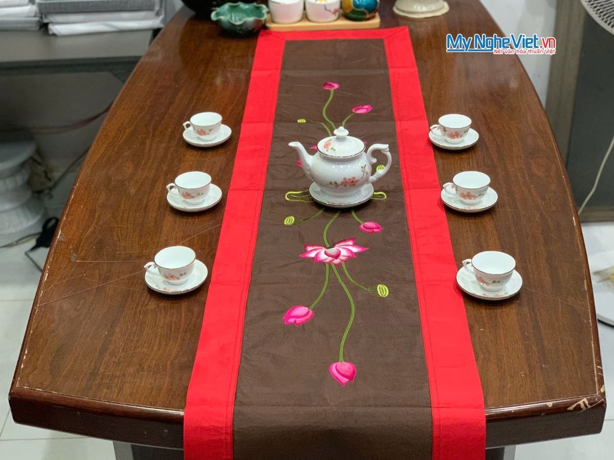 Bộ quà tặng hộp sơn mài hoa mai và bộ khăn trải bàn màu đỏ vẽ sen CBMNV-KLTB11