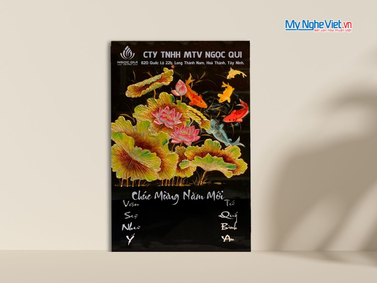 Lịch Sơn Mài Vẽ Cá Và Sen Nền Đen