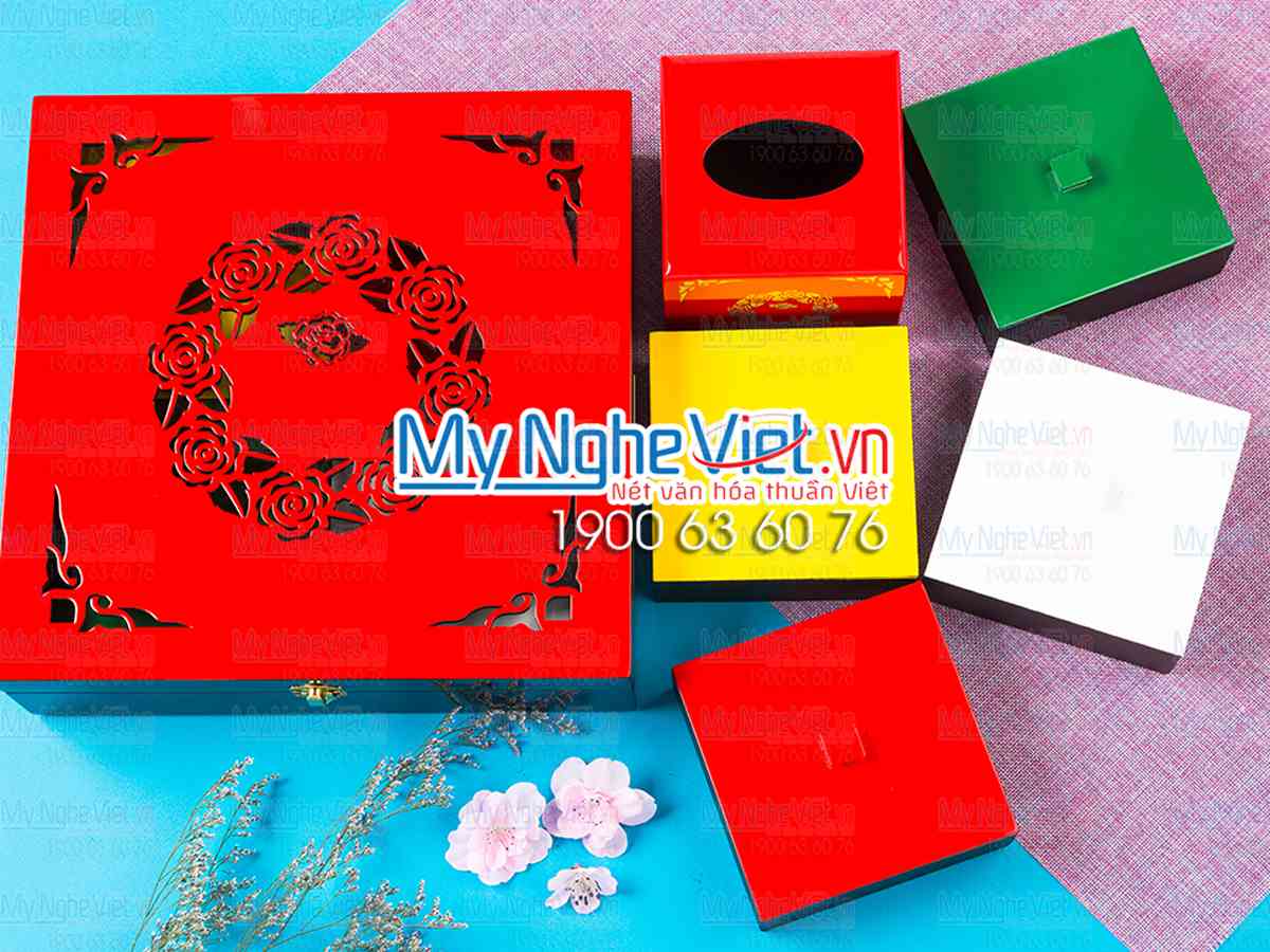 Bộ hộp mứt + hộp khăn giấy vuông khắc hoa hồng đỏ tươi MNV-QT012