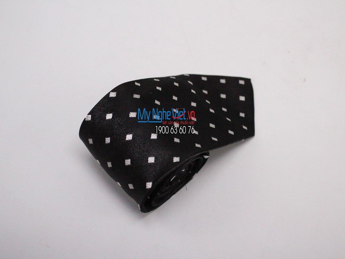 Cravat họa tiết ô vuông trắng nền đen MNV-CRV25