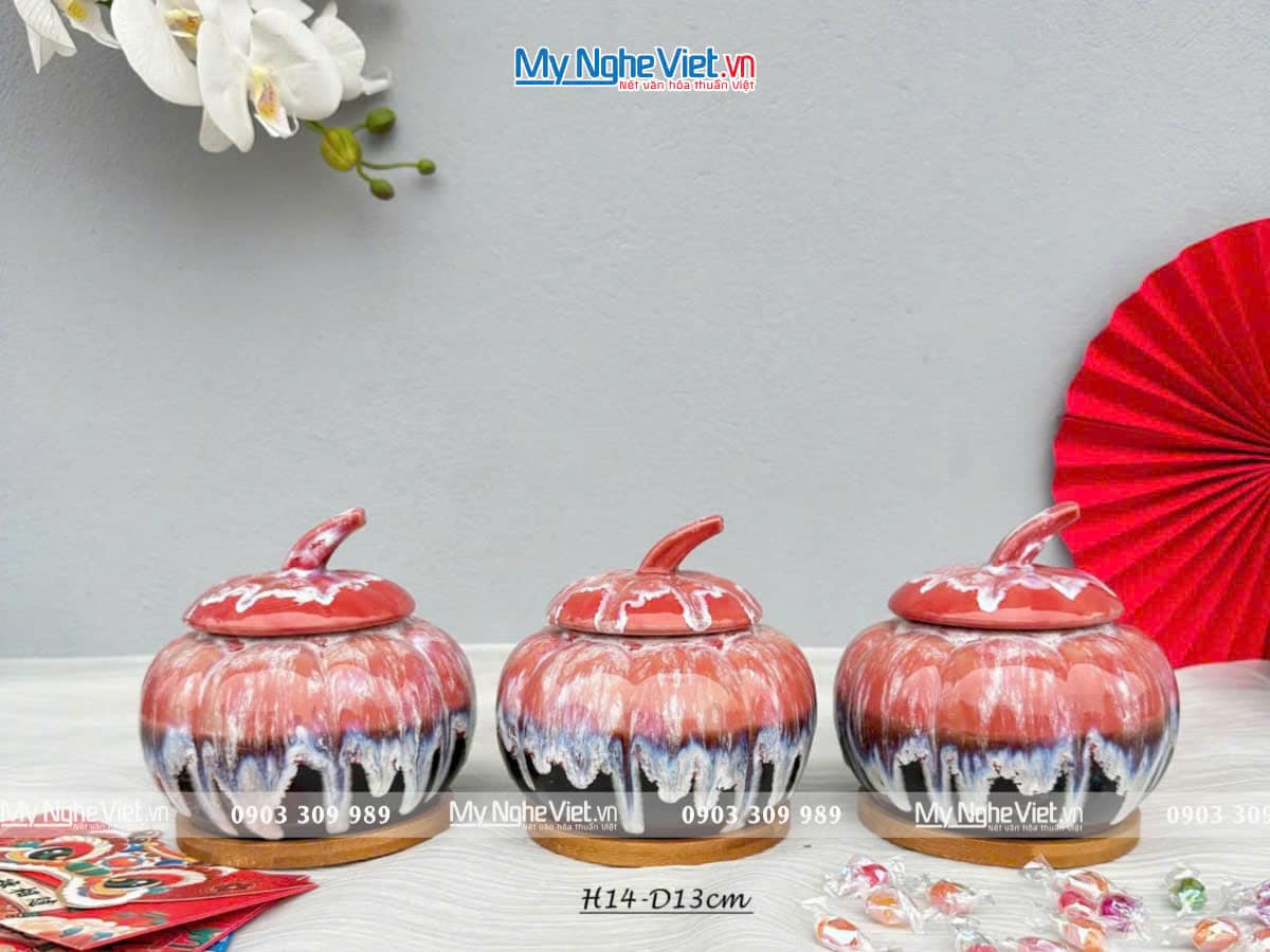 Bộ ba hủ mứt gốm Bát Tràng màu hồng và khay đế gỗ Bộ ba hủ mứt gốm Bát Tràng màu hồng và khay đế gỗ