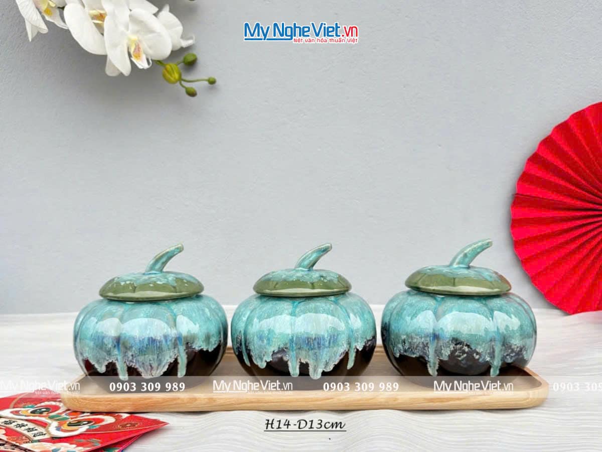 Bộ ba hủ mứt gốm Bát Tràng màu xanh dương và khay đế gỗ Bộ ba hủ mứt gốm Bát Tràng màu xanh dương và khay đế gỗ