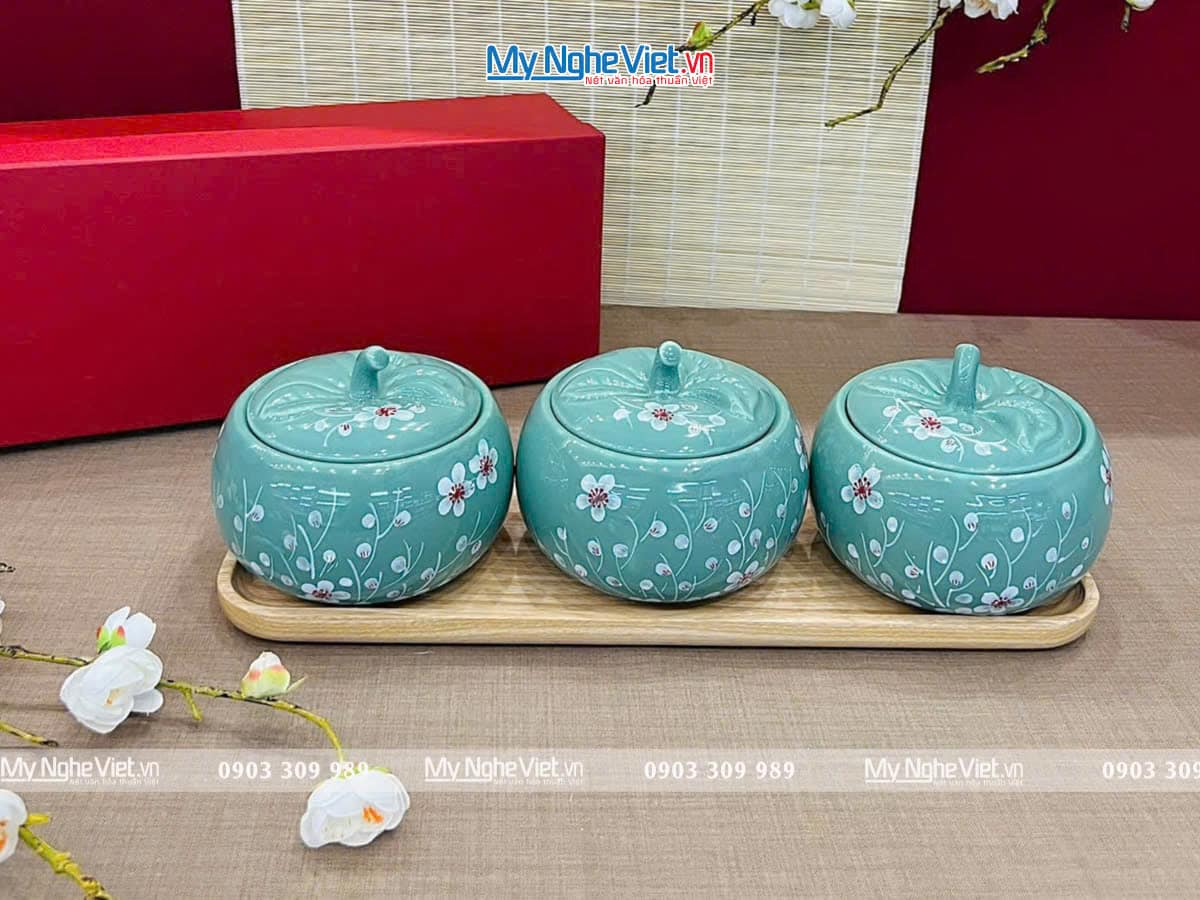 Bộ ba hủ mứt gốm Bát Tràng vẽ hoa và khay đế gỗ Bộ ba hủ mứt gốm Bát Tràng vẽ hoa và khay đế gỗ