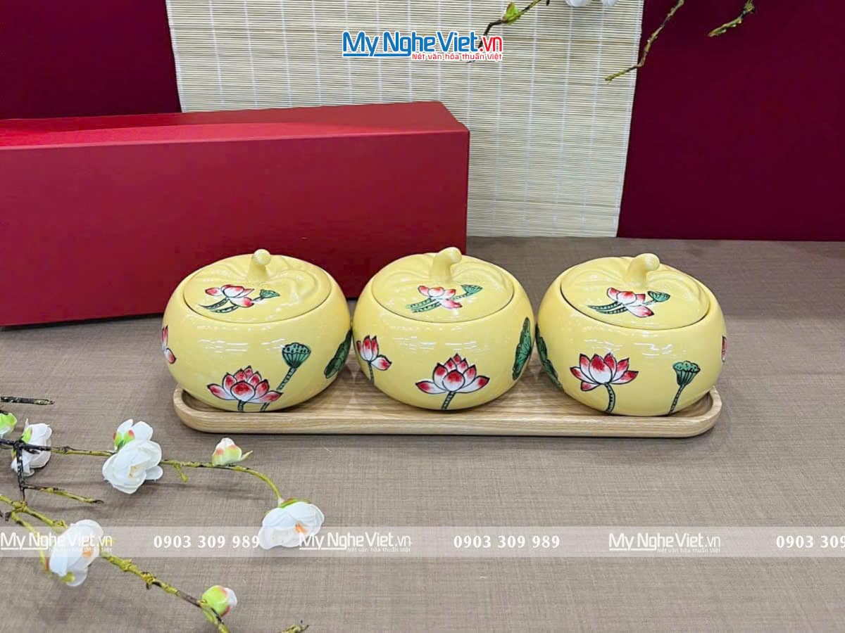 Bộ ba hủ mứt gốm Bát Tràng vẽ hoa sen nền vàng và khay đế gỗ Bộ ba hủ mứt gốm Bát Tràng vẽ hoa sen nền vàng và khay đế gỗ