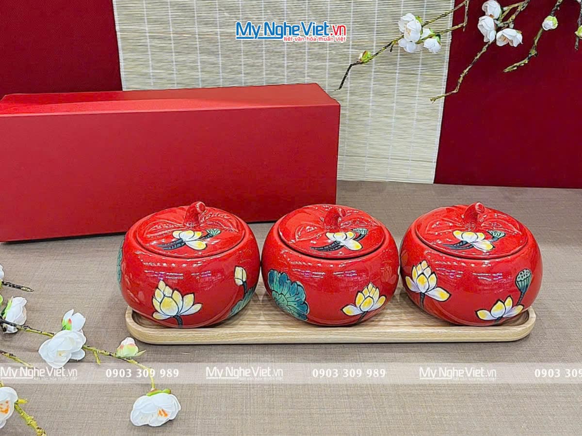 Bộ ba hủ mứt gốm Bát Tràng vẽ hoa sen nền đỏ và khay đế gỗ Bộ ba hủ mứt gốm Bát Tràng vẽ hoa sen nền đỏ và khay đế gỗ