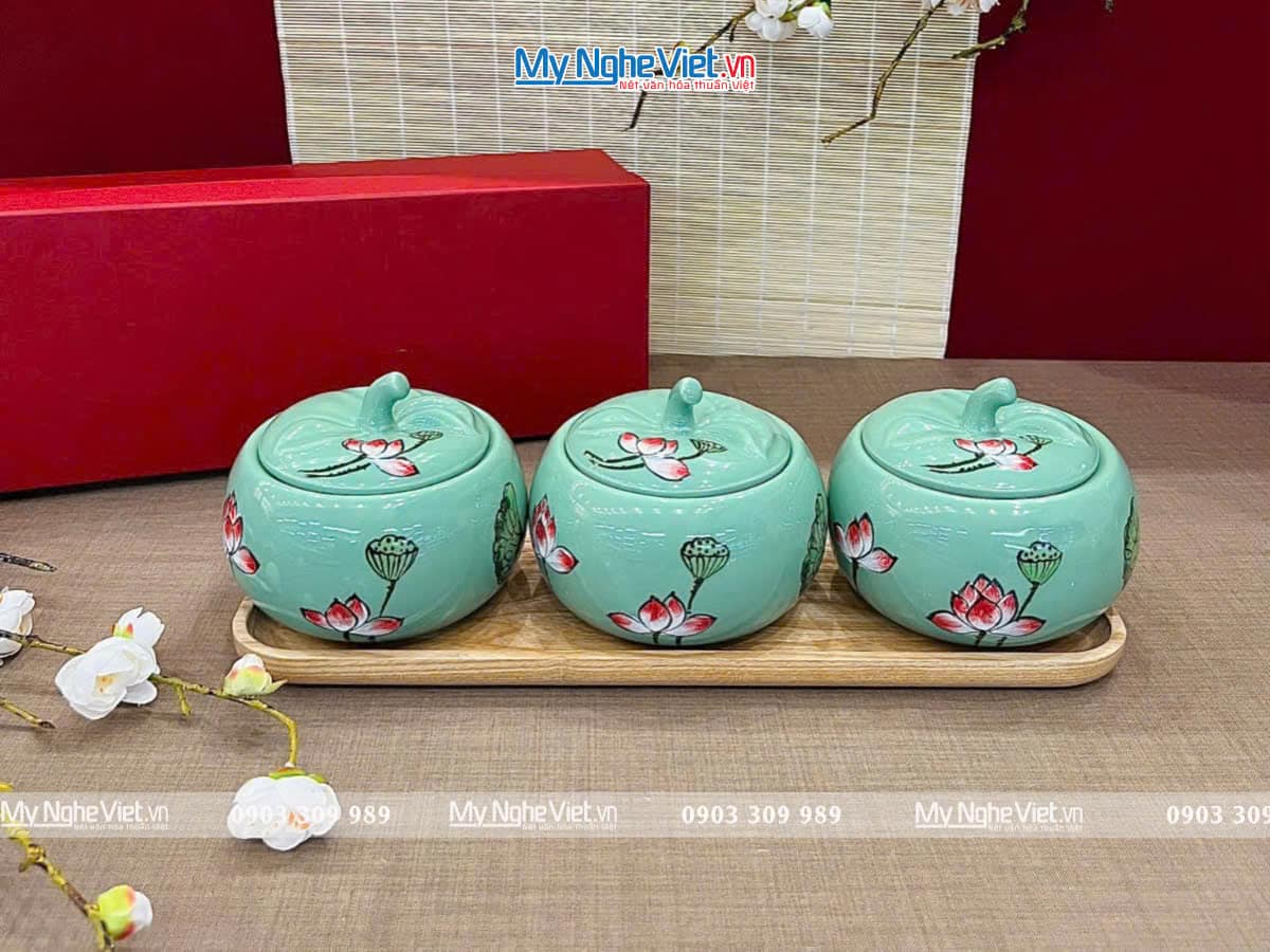Bộ ba hủ mứt gốm Bát Tràng vẽ hoa sen nền xanh và khay đế gỗ Bộ ba hủ mứt gốm Bát Tràng vẽ hoa sen nền xanh và khay đế gỗ